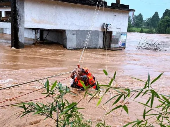 湖南多地暴雨，消防转移群众，目前当地的灾情如何？