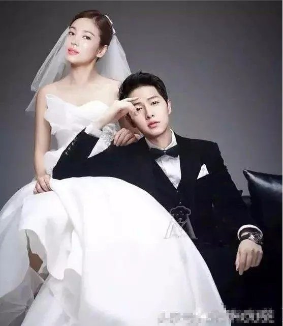 宋仲基手拿婴儿书，宋慧乔有喜了吗？