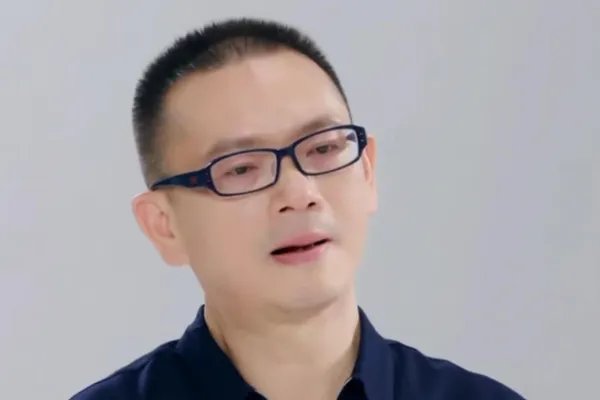 周震南父母涉纠纷酒店起拍价9千万，周震南是否应该为父母还债?