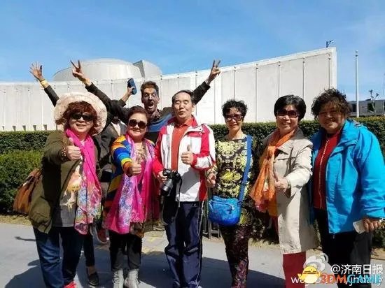 济南多名老人组团游美国 齐聚联合国总部前唱红歌