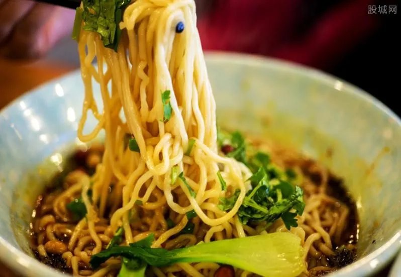 女子开跑车送外卖 面条188元一碗年入百万