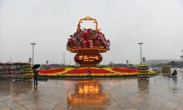 如何评价天安门广场祝福祖国花篮亮灯这一美景？