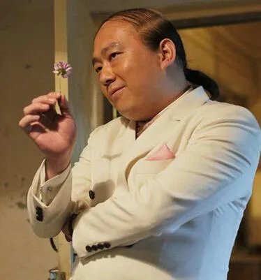 《欢乐喜剧人》第一季中白眉工作室中的梁超的演艺经历如何？