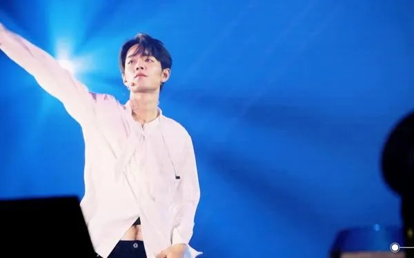 肖战凌晨现身机场状态很疲倦,明星们都这样天天熬夜赶飞机吗？