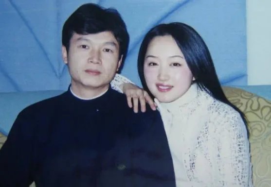 向华强花费百万请杨钰莹吃饭，赖文峰冲进去说：她是我的女人，发生了什么？