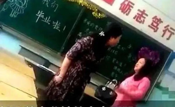 山西朔州谩骂学生教师被从25级降到1级，大家认为惩罚重了吗？