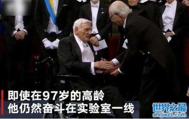 诺奖最年长得主 97岁锂电池之父坐轮椅领奖 