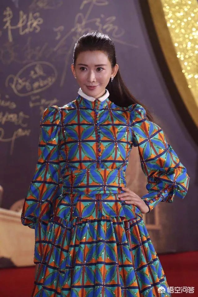 林志玲出席百花奖，“战袍”却引起争议，你怎么看？明星穿衣搭配真的会带来争论话题吗？