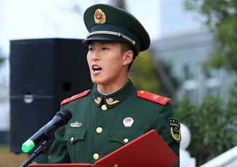 33岁军校毕业的营级干部,应该继续在部队还是转业?