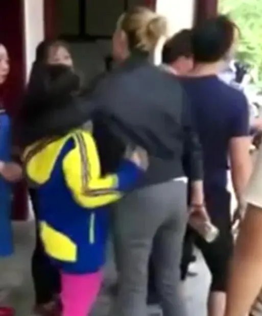 教授拽收费员头发是因为什么？