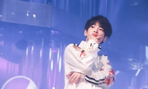 关于8岁童星当比赛评委一事,其经纪人是如何回应的?