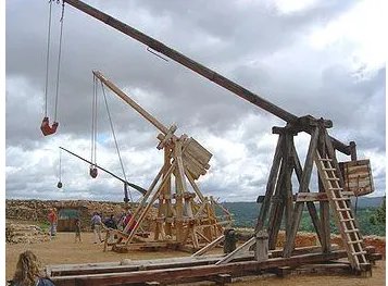 投石机最早发明人是战国时期的什么