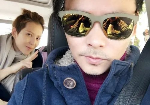 张晋晒帅气自拍照爱妻抢镜  模范夫妻合体秀恩爱