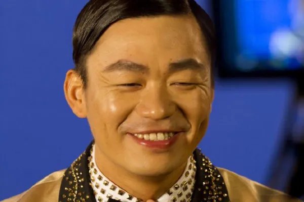 王宝强现身诊所,气质女友全程陪同,是好事将近了吗?