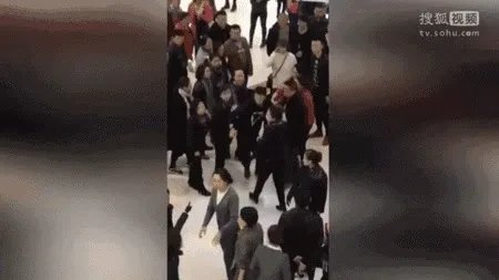 如何看待孕妇被导购员扇耳光，丈夫殴打导购员这件事？