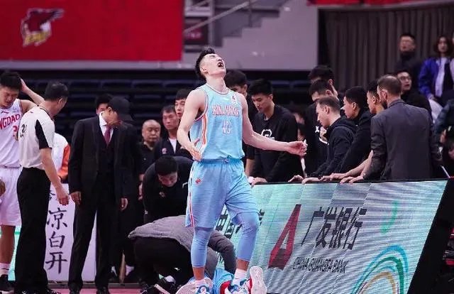 新疆vs青岛，周琦在防守时重摔倒地，躺在担架上紧急被救护车送往医院，他的伤势如何？