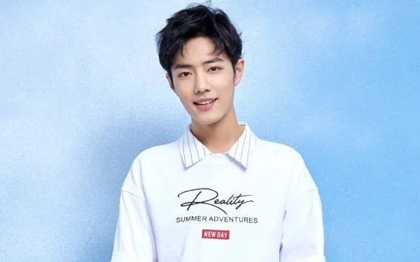 肖战凌晨现身机场状态很疲倦,明星们都这样天天熬夜赶飞机吗？