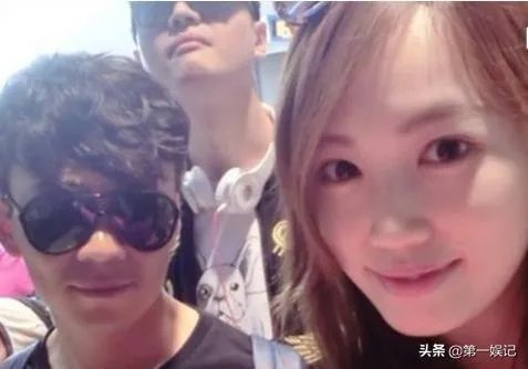 妈妈去世的时候这一个女孩也是出席了葬礼为王宝强的母亲披麻戴孝