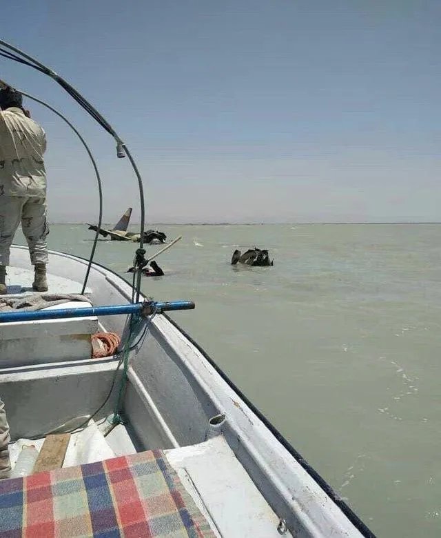 突发：伊朗一架战机在波斯湾水域坠毁，是被美国击落的吗？