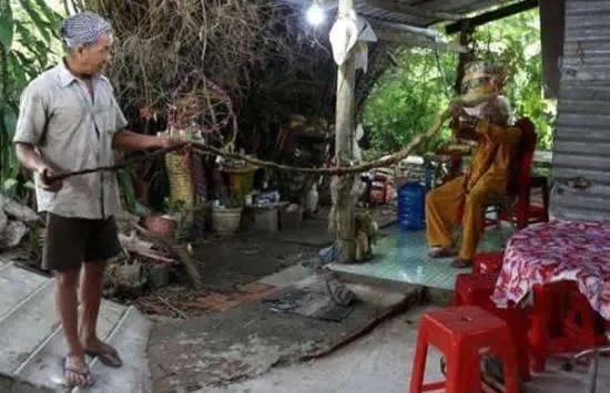 越南92岁大爷80年未剪头发 现场画面曝光竟是因为这个