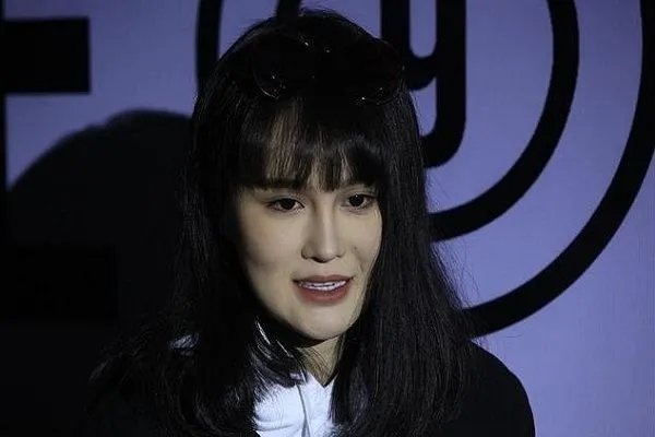 李若彤被黑的太惨了,赵本山23岁女儿近照曝光后网友为何这样说?