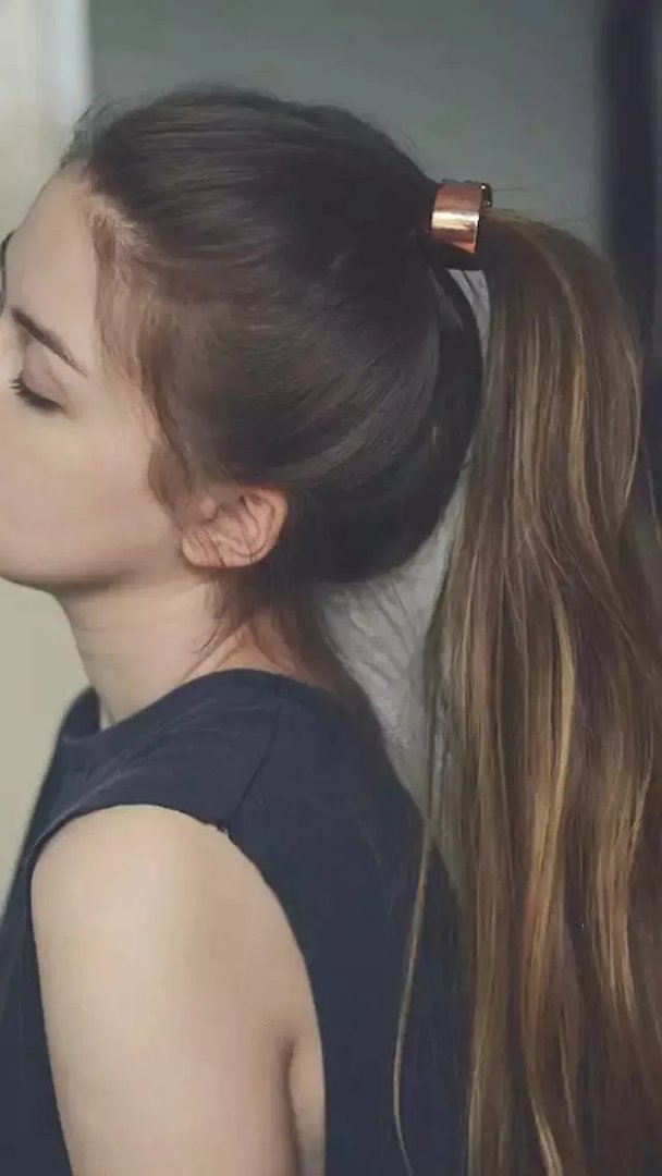 有没有绑马尾的美女照片做手机壁纸？