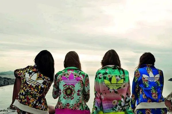 阿迪达斯的标志全部都是油漆印的吗？