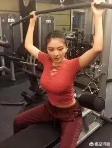 如何看待大嫂徐冬冬在俄罗斯世界杯看球，被丹麦球迷“生扑”？