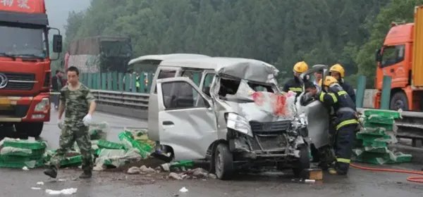 四川成雅高速发生交通事故，致3死3伤，该事故发生的原因都有哪些？