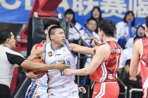 福建对阵八一的比赛里，为何会出现群殴事件？