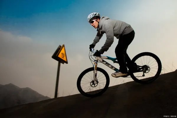 自行车公路计时赛项目的技术特点与对策是什么？