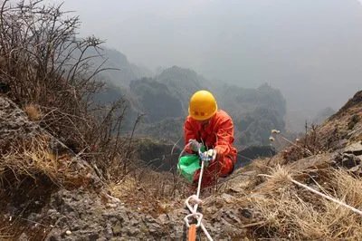 峨眉山蜘蛛侠90度崖壁捡垃圾,看此场景游客还扔垃圾吗?