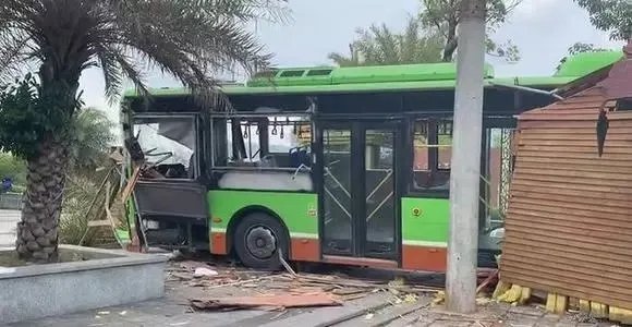 公交车突然失控冲向站台致2人死亡，警方的初步调查有何发现？