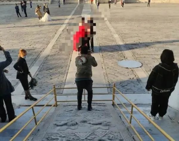 一男子在太庙“御道”拍照被拘留,御道为何不能拍照?