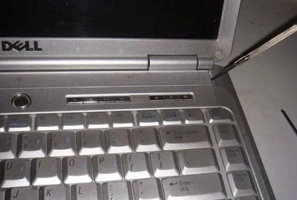 请问戴尔1420笔记本怎么拆开？