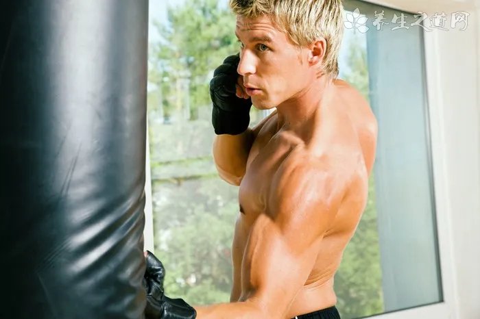 如果不会游泳怎么自救