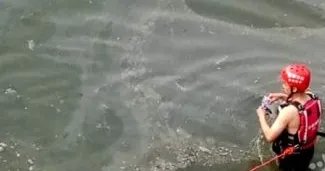 消防员帮捞准考证是怎么回事?