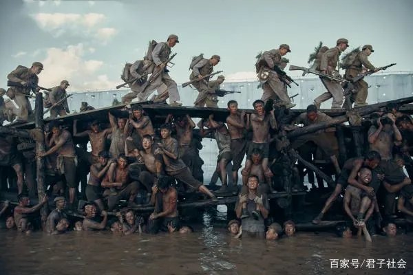 《长津湖》56.9亿票房夺冠！吴京、易烊千玺能拿到多少钱？