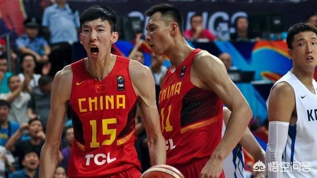 世界杯后周琦首次现身,健身房训练上肢力量,杠铃却像芦柴棒遭网友嘲讽,你怎么看?