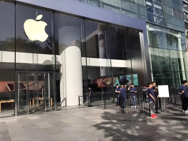 今天iPhone8开售，零售店却很冷清，这说明了什么？