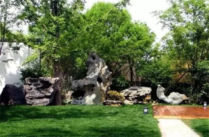 庭院里的这一方石头，历经千年，大有讲究