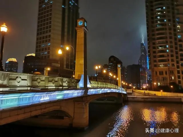 在珍爱网上遇到一个感情骗子，我该放过他吗？