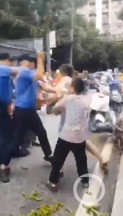 城管用秤杆捶女菜贩 相关部门：先处理人！