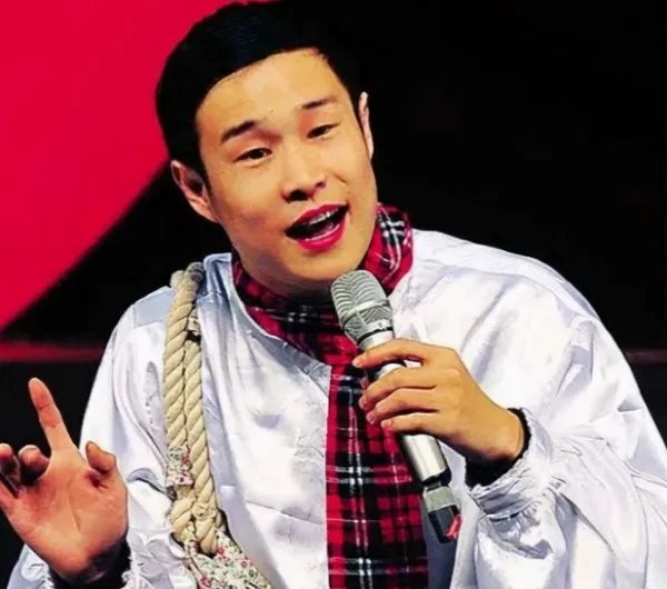 被杨丽萍放弃的小彩旗，21岁的她胖成了这样子！你还认得出她吗？