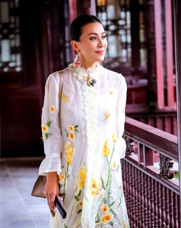 刘嘉玲晒和章子怡的合影，豪带5万元耳环，她隐退后的生活过的如何？