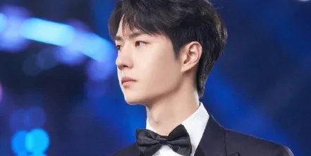 张雨绮工作人员晒出和王一博的合影，这是追星成功了吗？