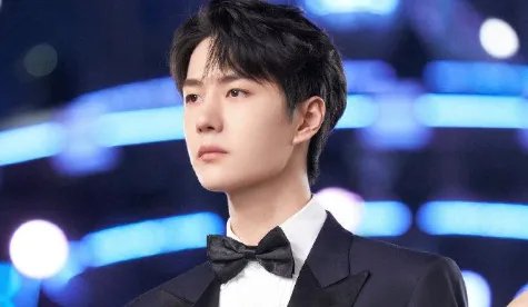 张雨绮工作人员晒出和王一博的合影，这是追星成功了吗？