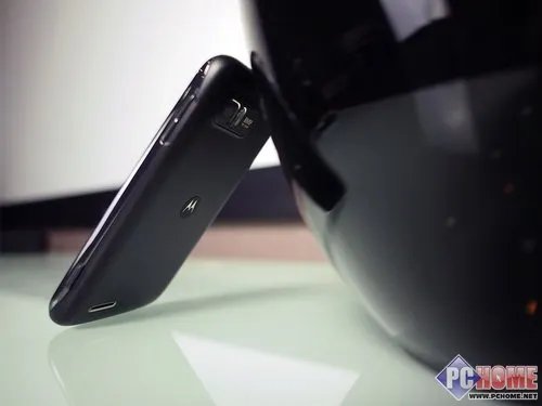 低调外观 摩托罗拉Atrix 2上手玩