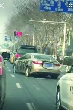 把轿车喷字拖上街的人触犯法律了吗？