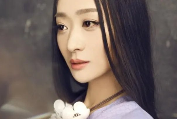 严艺丹十大热门歌曲排行榜：《醉城伤》上榜，第一让人陶醉